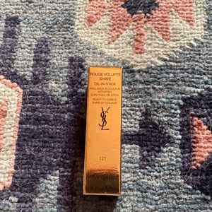 Yves Saint Laurent
Rouge Volupté Shine Lipstick Balm_ 121 Beige